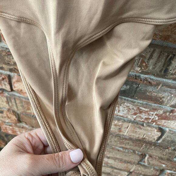 Express Body Contour Bodysuit Size Medium Thong Snap Layer Smooth Stretch - Picture 4 of 4